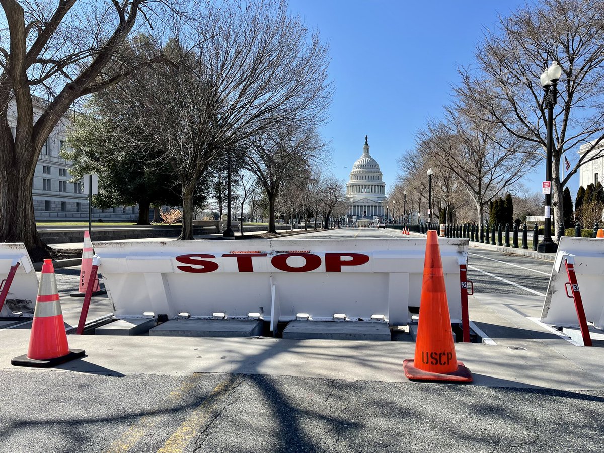 VeganSkaterDC's tweet photo. The #CapitolFence has returned, along with other barriers and security - including #NationalGuard. Precautions are amped up even beyond regular #StateOfTheUnion standards, given concerns about truck convoys and perhaps Putin. 

For now, fence openings allow access to the Capitol. https://t.co/8kR0SqWryu