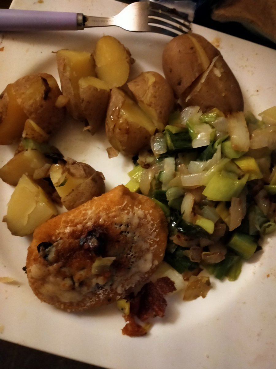 Kurierprinzess1's tweet photo. #Vegan es #Cordonbleu mit #Kartoffeln und #Porree ❤️, sehr lecker!! Guden!! https://t.co/2kIpCumuTc