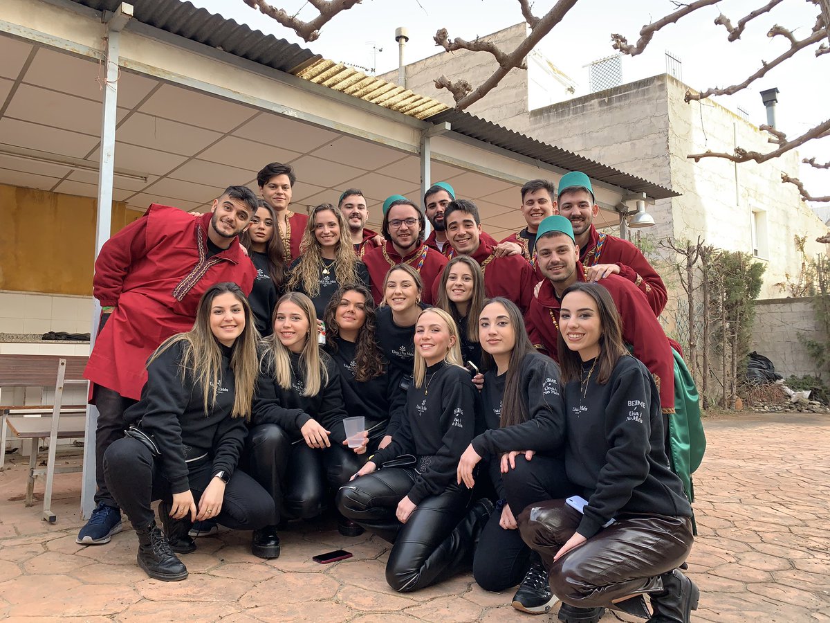 candelajromero's tweet photo. La vida que me dais y lo mucho que conectamos, sobretodo en estos momentos🤍
2 años esperando para escuchar la banda y desfilar, en julio más y 2023 es nuestro año 
@unainomes https://t.co/PSNZ9HzQfd