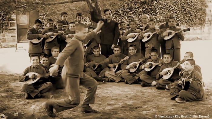 Bu köy çocuklarını güneş gibi parlatan gönüllerin toplandığı yerdir Köy Enstitüleri... O yüreklerin en büyüğü Milli Eğitim Bakanı Hasan Ali Yücel ile İlköğretim Genel Müdürü İsmail Hakkı Tonguç'un bedeninde atardı. Ruhları şad olsun 🙏🇹🇷