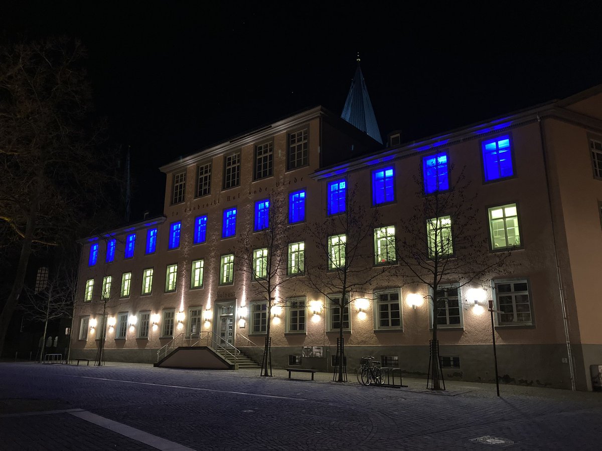SoestStadt's tweet photo. Auch die Fensterfront des Rathauses der #StadtSoest leuchtet als Zeichen der Solidarität in den Farben der ukrainischen Flagge. https://t.co/mU1fLKKJ0h