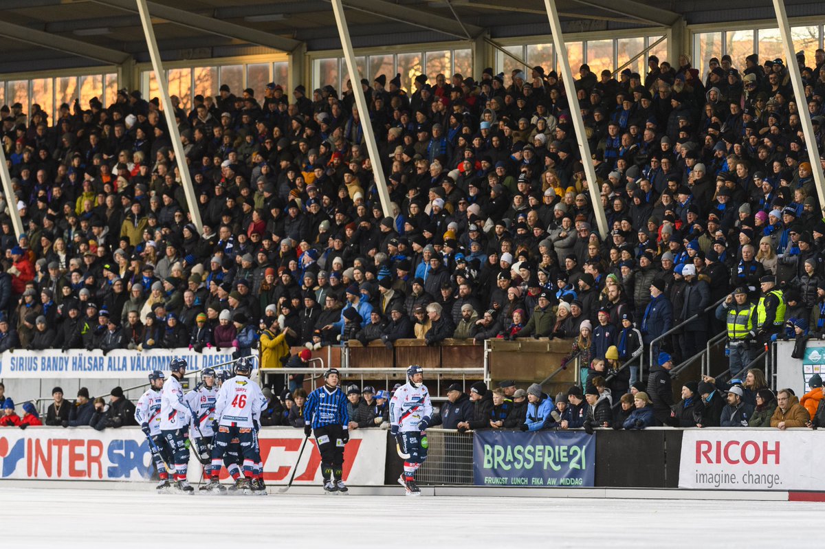 SiriusBandy's tweet photo. Nytt publikrekord för säsongen 💙🖤 Tack till alla 4103 personer för den magiska inramningen, tack för ert fantastiska stöd. På torsdag gör vi om det och då hoppas vi på blåsvarta siffror på resultattavlan. 

Foto: Oscar Larsson / PEBO-Foto https://t.co/dGD6Zhyk4w