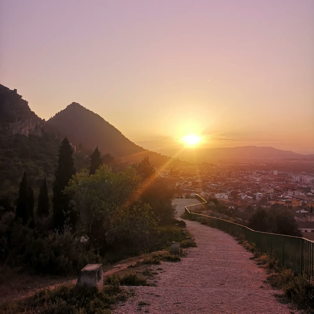 luciynoa's tweet photo. Sunset https://t.co/c3NC4epIJt