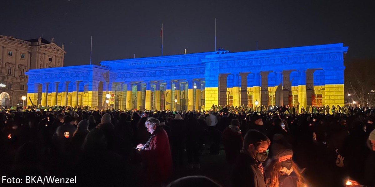 karlnehammer's tweet photo. Wir setzen heute ein sichtbares Zeichen der Solidarität mit der ukrainischen Bevölkerung. Die Bundesregierung bestrahlt – in Absprache mit Bundespräsident @vanderbellen – das Heldentor in Wien mit den Landesfarben der Ukraine blau &amp; gelb. #yeswecare #allesfürdenFrieden https://t.co/AuiZX6DqZl