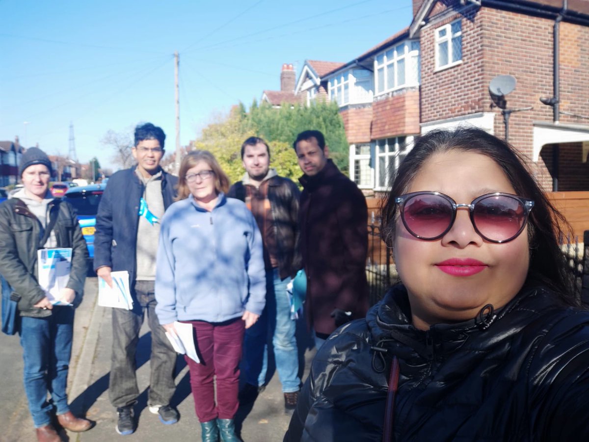 Rupali_Paul02's tweet photo. Out &amp; about listening to residents in #priory and #broadheath ward with @villagewardlb @RobDuncanM33
@BroadheathKC @Anand4CP
@AltrinchamMr @v5star and Chris 
#teamwork
Issues with parking, potholes, uneven surfaces
@TraffordBlue @CCACllrs https://t.co/2RLfoJ7Dif