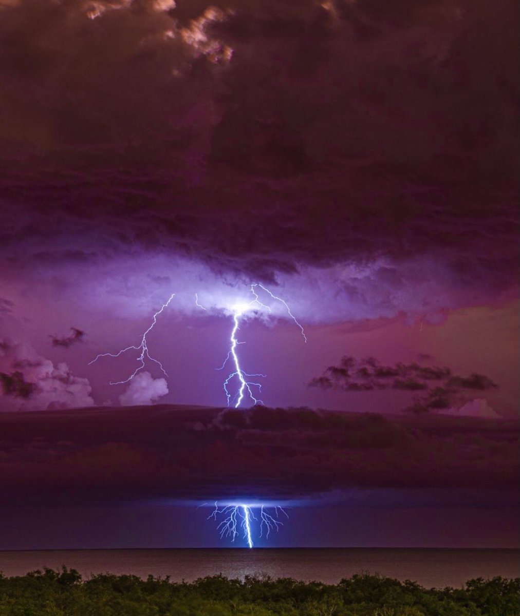 Incredible shot of a Wakinyan (Thunder Being) walking across Australia’s outback — such signs reveal an abundance of optimism. 🇺🇦