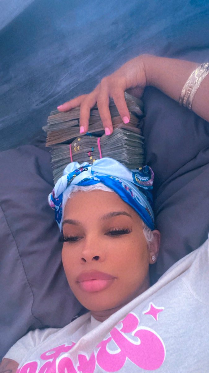 bandeauxbae's tweet photo. y’all better not take off y’all scarves at night for broke nggas 🥲💔. https://t.co/HA1PpT2jnh