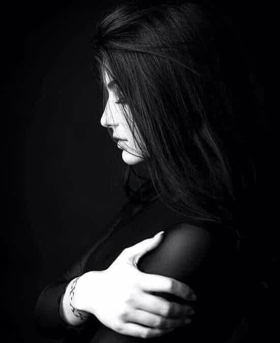 …

    يمر #العمر والدنيا لقى وفراق
   واللي سكن بــ قلوبـ♡ـِنا
   صعب ننساهــہ ….
.
.