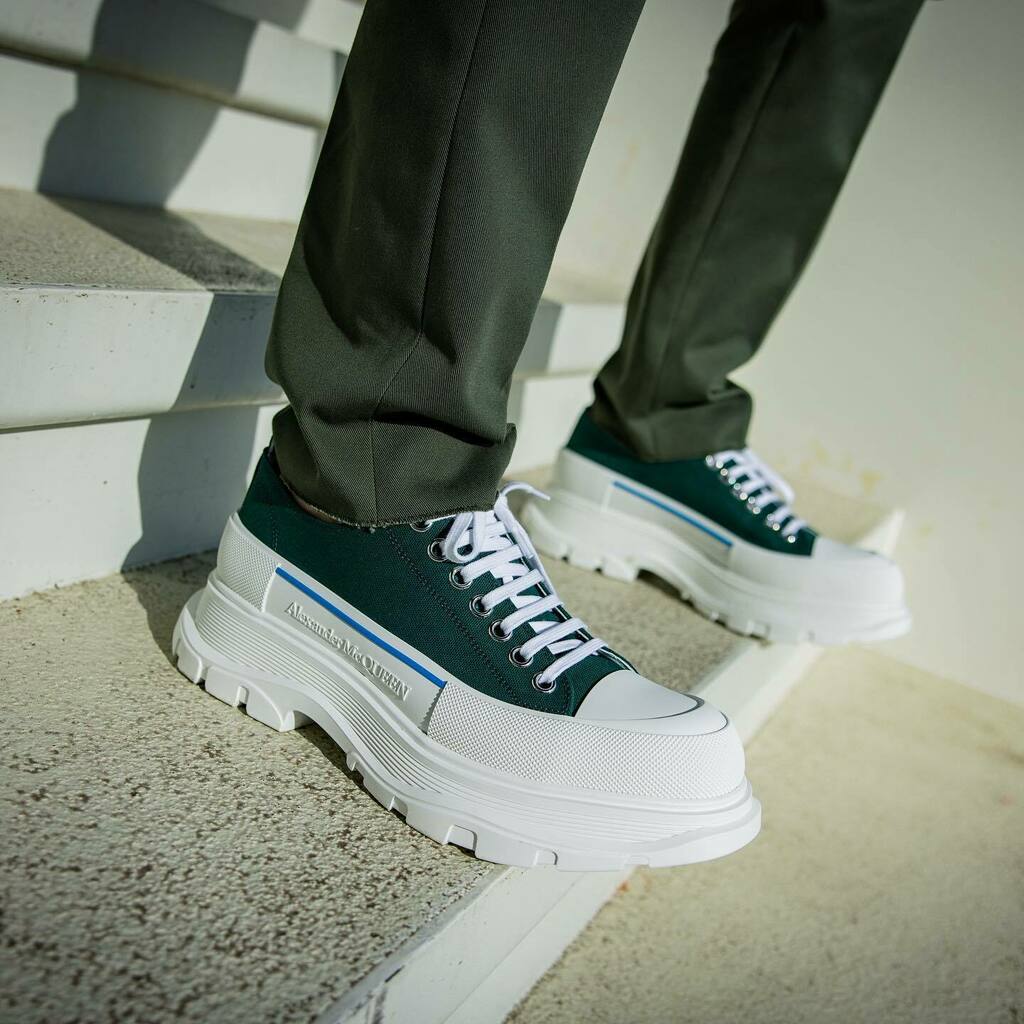 #ALEXANDERMCQUEEN #MEN SPRING/SUMMER '22

Alexander McQueen's 'Tread Slick' shoes combine elements from sneakers and outdoor hiking styles.

Price: €520

For more Alexander McQueen derodeloper.com/heren/alexande…

#derodeloper #mode #instastyle #instafashion #f… instagr.am/p/CafgU_hsB9x/