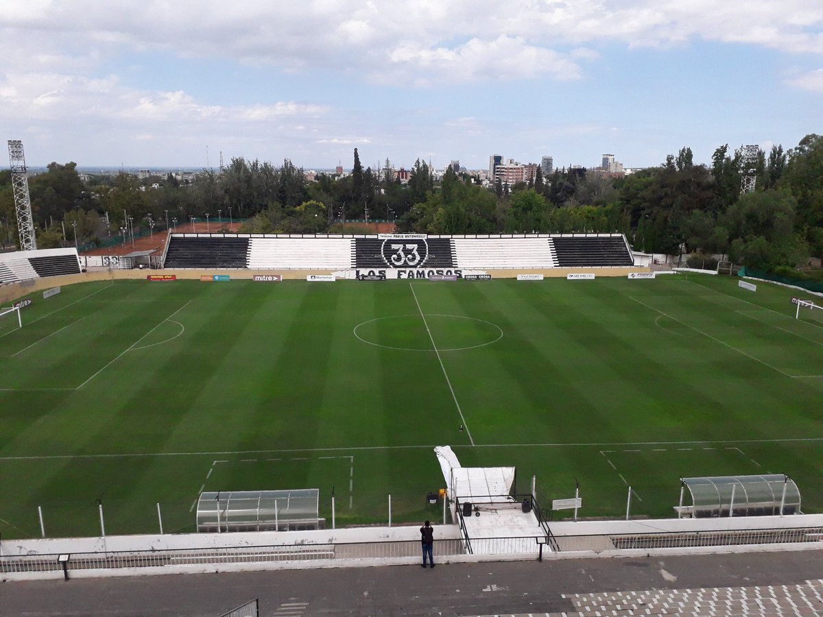 DjFatsRebo's tweet photo. Estamos en el #VictorLegrottaglie para @GimnasiaMendoza vs @clubsantelmo relato de @roblestano y comentarios de @MarkitosBarrera y extrañando amigos y como siempre por @radionihuil AM 680 FM 98.9 https://t.co/pAEayxYTJd #SentiNihuil ⚽️📻🌥🧉 https://t.co/lJR6HwACZ3
