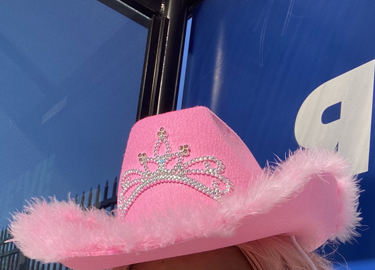 nintenduwu's tweet photo. Take a shot every time you see one of these, and you will be anything but alcohol free for days #TWICE_4TH_WORLD_TOUR #TWICEINNY #hellostage https://t.co/c3n9lqqxw7