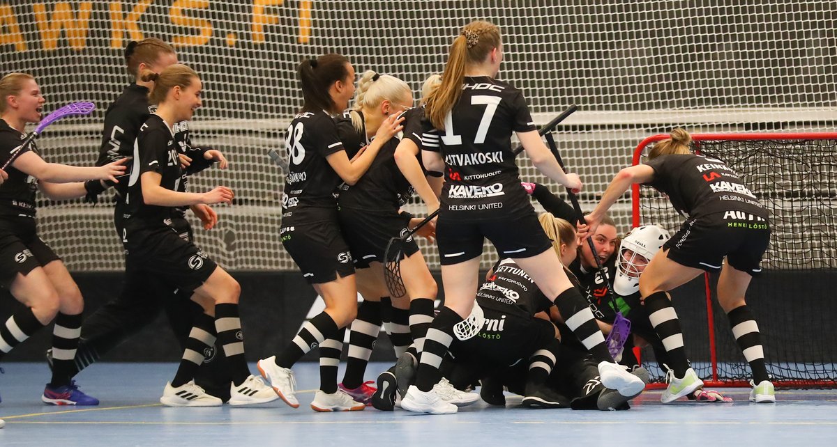 jurveja's tweet photo. Kun torjut rankkarin puoli minuuttia ennen loppua ja joukkueesi voittaa maalilla. Kuvat @helsinki_united - @SSRAedustus : https://t.co/UAjRfZzdtA #salibandy @Salibandyfi #fliiga @f_liiga https://t.co/KeZTcGyxAa