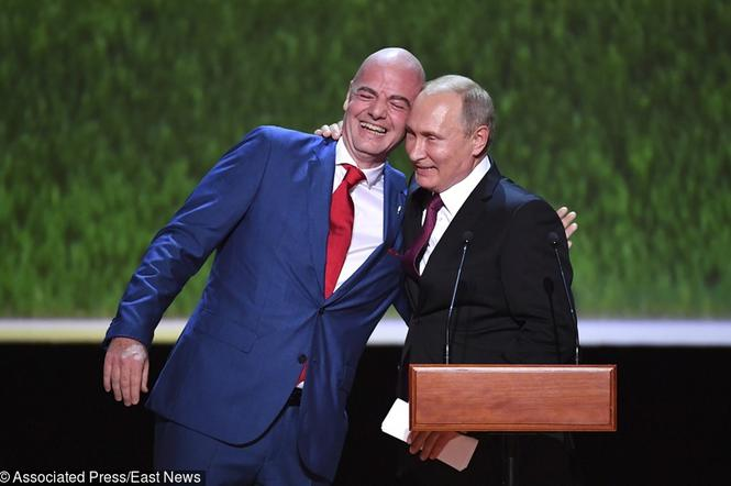 euromelepeta's tweet photo. Pamiętajcie, żeby nie udostępniać zdjęcia, na którym Gianni Infantino śmieje się razem z Putinem udowadniając, że FIFA to jedna wielka mafia wspierająca zbrodniczy reżim Rosji zarządzany przez Putina.

Tego konkretnie zdjęcia nikomu nie udostępniajcie: https://t.co/npzTGqIIxk
