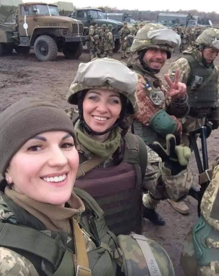 UKRinTR's tweet photo. Ukrayna’nın kahramanları! 💙💛
#Ukrayna ordusunun %17’si kadınlardan oluşuyor. 
Onları cephe hattında görünce şaşırmayınız. https://t.co/rj3kGtd51H