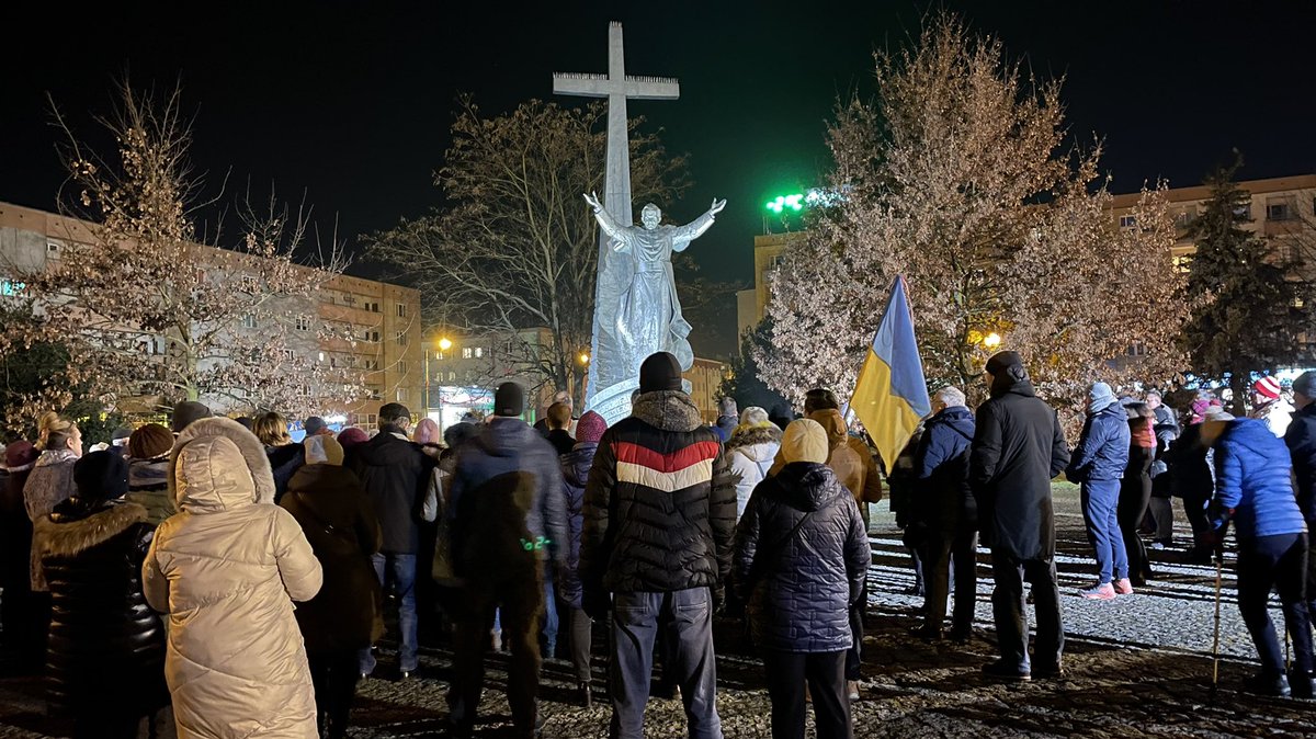 p_grabinski's tweet photo. Mieszkańcy #Piła spotkali się dziś przy pomniku św. Jana Pawła II i modlili się o pokój w #Ukraina i na świecie @radiokoszalin https://t.co/GN4GOBlJOk