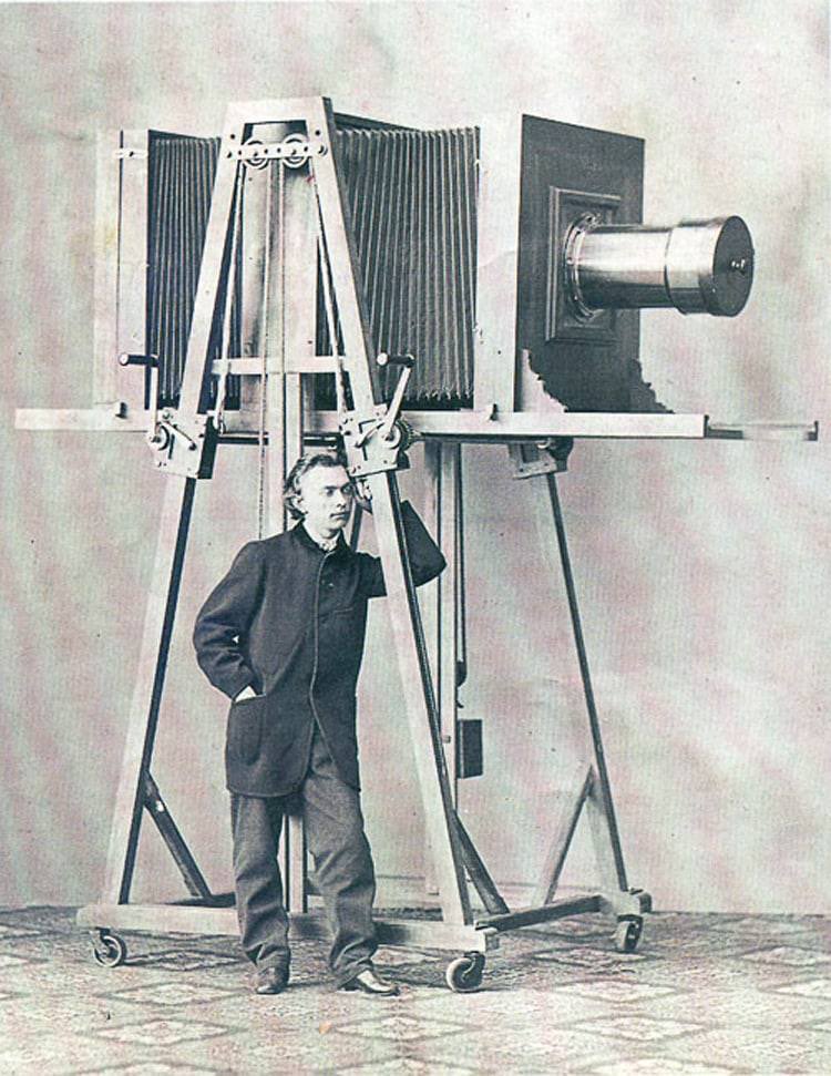 Первый аппарат в мире. Фотоаппарат Сэттона 1861. Первый фотоаппарат. Самый первый фотоаппарат. Первый фотоаппарат в мире.