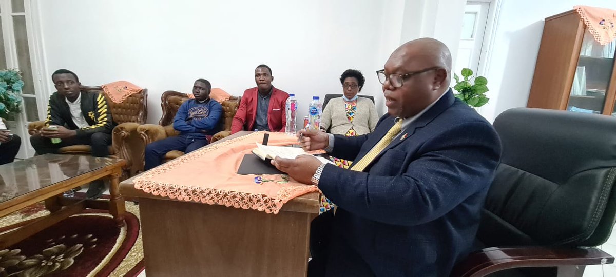 BurundiEgypt's tweet photo. 2-2Après #échange et #débat, l'Amb a prodigué #conseils aux étudiants qui leur #permettraient à #résister aux problèmes #rencontrés et les a #encouragés de leur #détermination.Appel de l'Amb de #regagner le pays après les études pr #contribuer au dvpt .@MAEBurundi @NtareHouse https://t.co/drF7iBAB4P