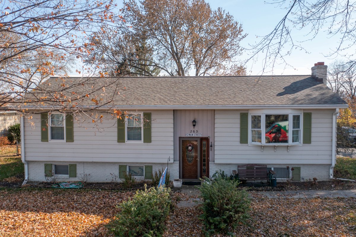 CenvarRoofSolar's tweet photo. Take a look at this roof we installed in Harrisonburg! Don't these brown Driftwood shingles look great? Take a look at some of our work by visiting the gallery at https://t.co/Xg0BqQ4pro https://t.co/XQPfvo8oih