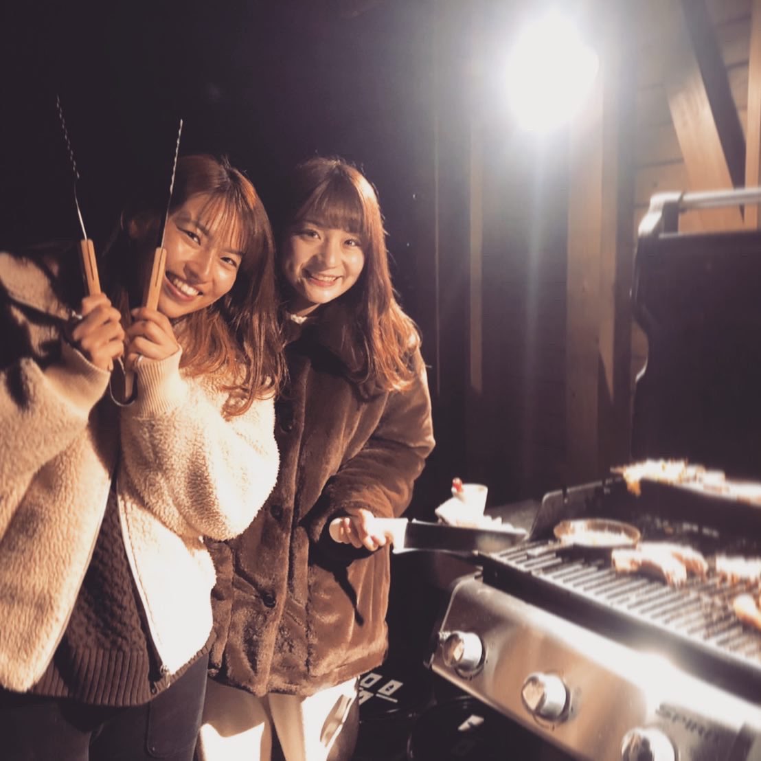 グランオーシャン Girl S Barbecue 気の許せる仲間と 何気ない話で盛り上がる 非日常なロケーションの中 普段手にすることのない道具で ボリューミーすぎる極上食材たち 特別で 素敵な時間が流れます バーベキュー 女子旅行 グランピング女子