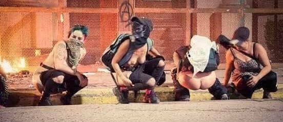 osvaldo_Contr5r's tweet photo. Feminista en #Ukrania: empoderada y no teme arriesgarse por su país y su pueblo.

Feminista chilena: lucha contra un opresor ficticio, y su mejor "arma" es defecar y orinar en la calle.

#PrensaBasura Matamala Zelensky Durmiendo #Terremoto #tercerguerramundial #Rusia Piñera Boric https://t.co/7tdAtjo9zF