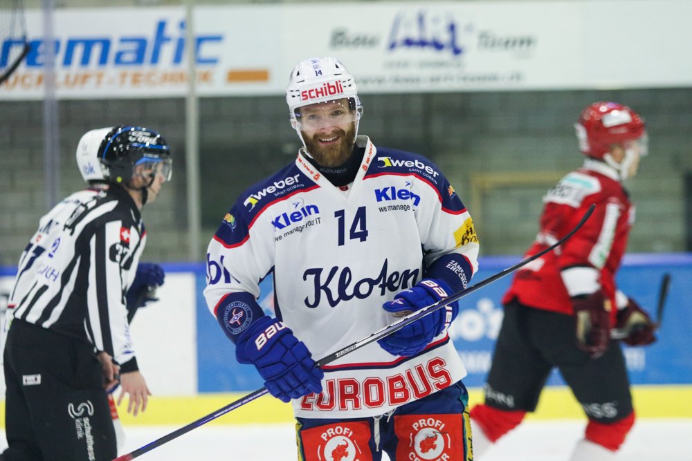 KanaAiysoublood's tweet photo. It helps to get cool pics when you know the player 😌😎🙌 #EHCKloten #Randegger https://t.co/ALE8eIL7cR