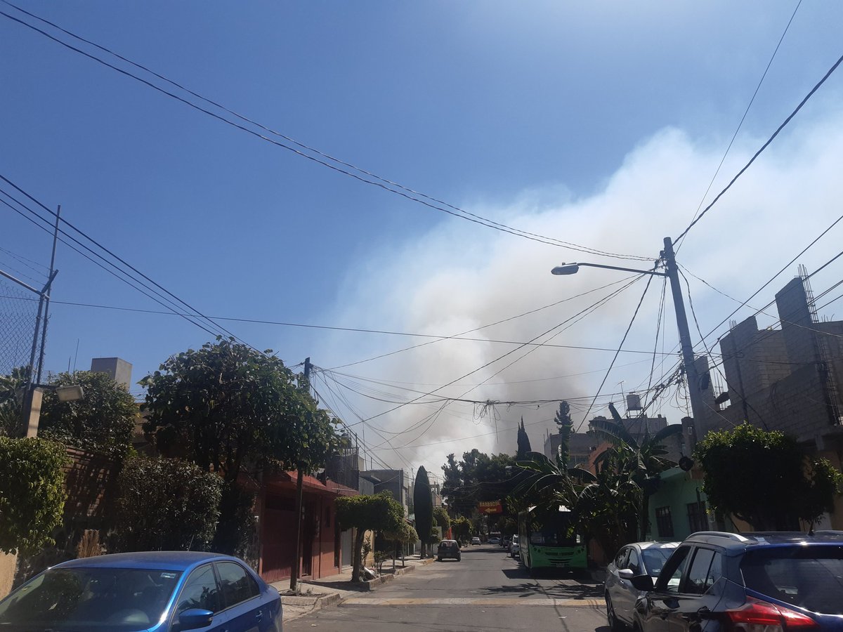 marojas31's tweet photo. Así se mira la columna de humo, incendio pastizales #bosquedetláhuac #911CDMX #incendio https://t.co/IJyS45PGLA