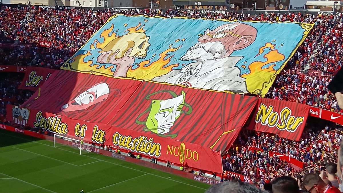elforomdm's tweet photo. Es la primera vez que veo algo igual en el fútbol europeo. Doble tifo para un mismo partido. Y no hablamos de algo sencillo o pequeño. Hablamos de dos obras de arte impresionantes.  Biris Norte @SevillaFC 
Estáis locos. Qué suerte tiene el #SevillaFC de teneros.
#respect  👏👏 https://t.co/9Ns3mzGham