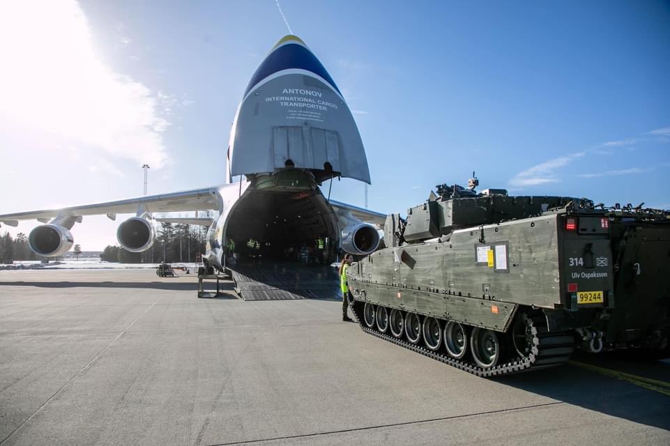 LTU_ArmedForces's tweet photo. #Nowegian 🇳🇴reinforcement to #NATO #eFP battalion has arrived today. Welcome to #Lithuania and the family of the Lithuanian Armed Forces!
🇱🇹🇳🇴
#WeAreNATO
#NATOunity
#StrongTogether https://t.co/WREuJhKOP5