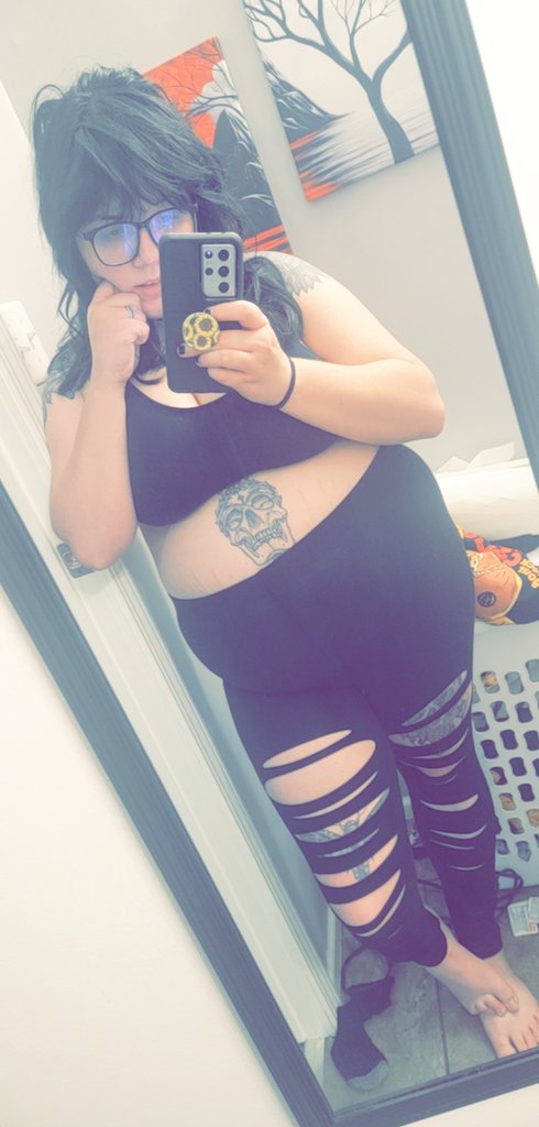 LifewithCasper's tweet photo. #SelfieSunday #HorrorFam happy sunday y'all 🖤 https://t.co/sqiWkhfRfP