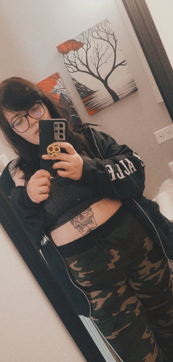 LifewithCasper's tweet photo. #SelfieSunday #HorrorFam happy sunday y'all 🖤 https://t.co/sqiWkhfRfP