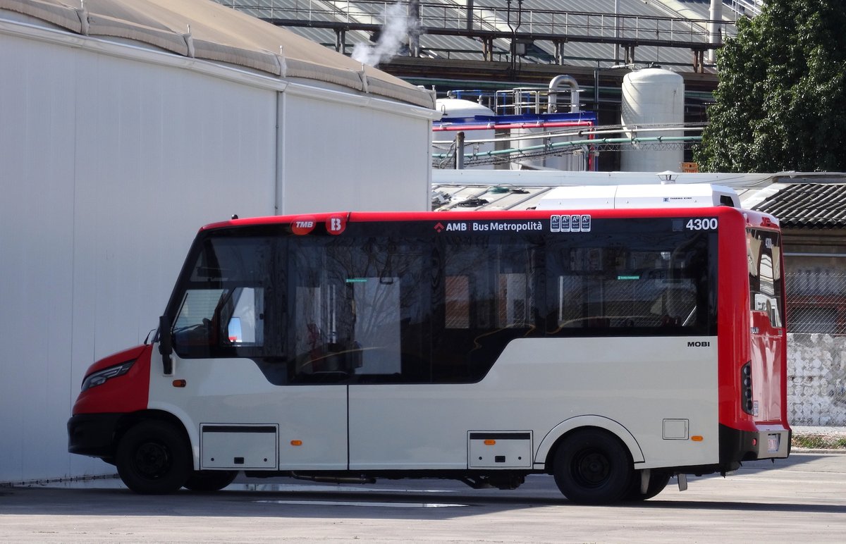 AutobusesBCN's tweet photo. En este año 2022 nos llegará numerosas novedades en #busbcn . La nueva serie 4300 de #BusBarri : cuenta con la novedad que son Iveco Indcar Mobi City LE, ya no son Mercedes. Y aún seguimos admirando el Toyota Caetano de Hidrógeno, ojalá salga pronto a circular. https://t.co/7ZeNagYktd