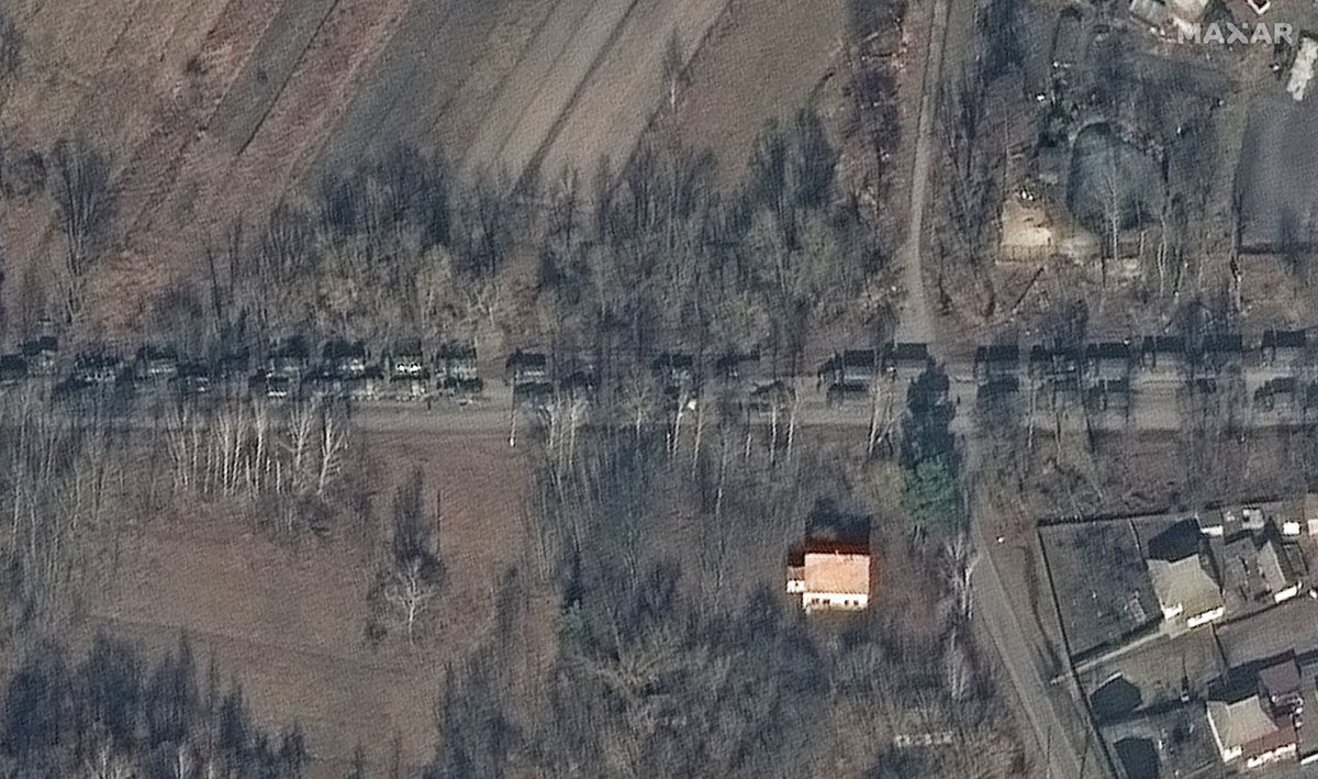 CharroTaurino's tweet photo. Según imágenes de inteligencia, Ucrania indica que un gran convoy ruso, de unos 5 kilómetros de largo, se dirige hace Kiev #Ukraine #UkraineWar #UkraineRussia #UkraineInvasion https://t.co/DR4APxywfI