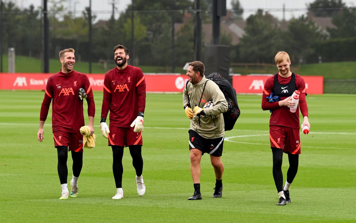 The_RedsIndo's tweet photo. Alisson Becker: UEFA Champions League
Adrian: UEFA Super Cup
Caoimhin Kelleher: Carabao Cup

John Achterberg, orang yang pernah dikambinghitamkan atas penampilan buruk kiper Liverpool. Tapi waktu membuktikan, kini anak-anaknya telah mempersembahkan trofi untuk tim. https://t.co/Z8YH97dRC3