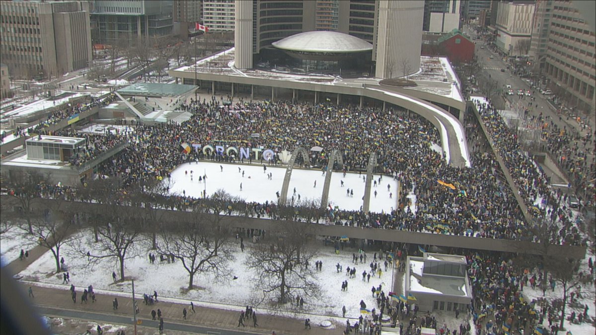 Hundreds march through downtown Toronto in support of Ukraine
 cp24.com/news/hundreds-…