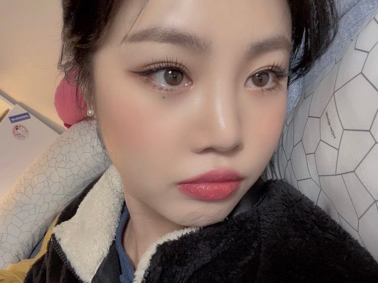 sooj3n's tweet photo. this set of soojin selcas <333 https://t.co/lVIKbs9sip