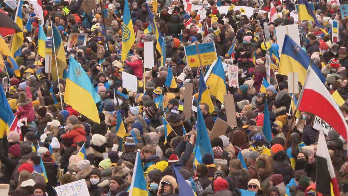 CP24's tweet photo. Hundreds march through downtown Toronto in support of Ukraine
 https://t.co/oF3yLNU1nl https://t.co/kodICkbw9D