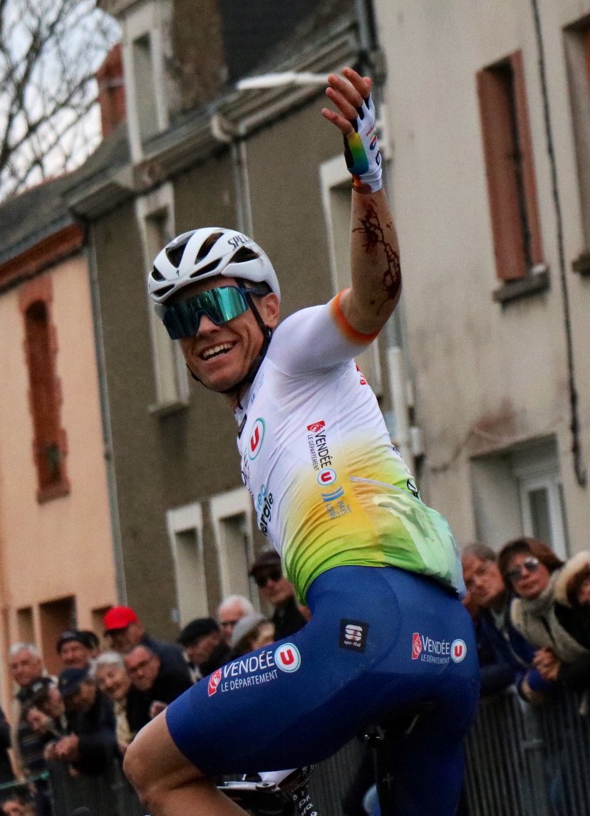 davidguenel's tweet photo. @EJeanniere, bras ensanglanté, salue son coéquipier Antoine Devanne après le doublé de @Vendee_U sur le Circuit de la Loire aujourd’hui. https://t.co/IOeXY0e3Zb