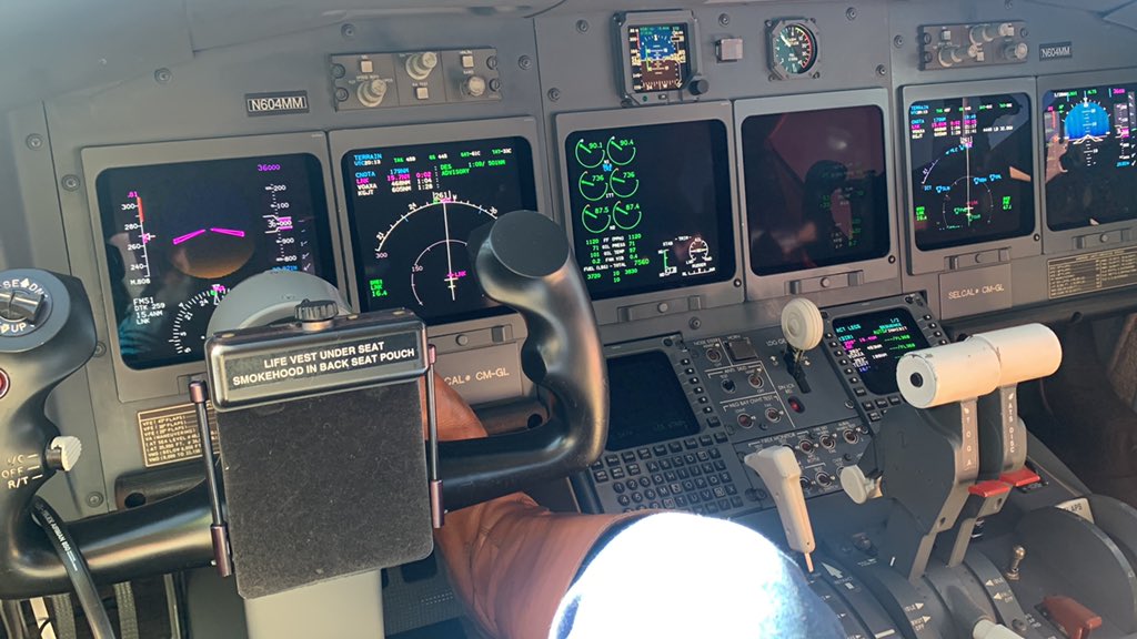 anbaker2005's tweet photo. It’s a jean and boot kinda day ;) #pilotlife #bombardier #challenger604 #casual #femalecaptain https://t.co/fgvbAW1c5h