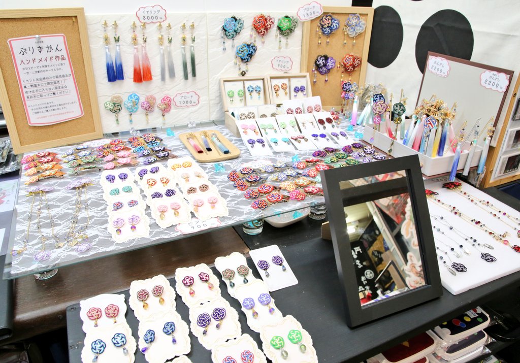sengoku_zakura's tweet photo. 【※新商品のお知らせ】
ぶりきかん様のイベント出店時のみの #ハンドメイド 商品が #真・戦国丸 にて限定販売‼️イヤリング、ピアス、かんざし、バレッタなどおしゃれなグッズが盛りだくさん⚔️家紋入りのものもあります‼️ぜひ、店頭でチェックしてくださいね✨
#コスプレ #コスプレイヤー #戦国無双 https://t.co/2Aiq1kJO5h