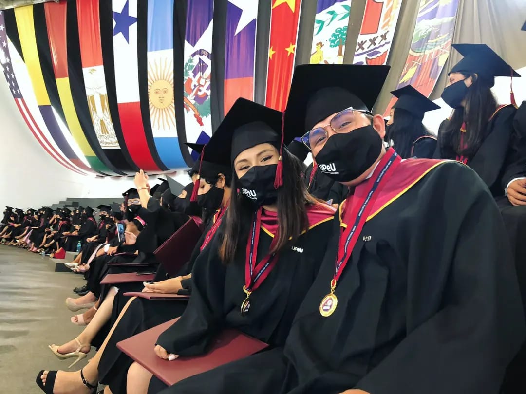 UPeUOficial's tweet photo. Este domingo nuestra Sede Lima se volvió a vestir de gala y a llenarse de momentos felices. Después de un tiempo sin poder disfrutar nuestras graduaciones. ¡Dios los acompañe en esta nueva etapa!🎓🎊
#GraduaciónUPeU
#ProfesionalesConPrincipios https://t.co/yTjC98um0w