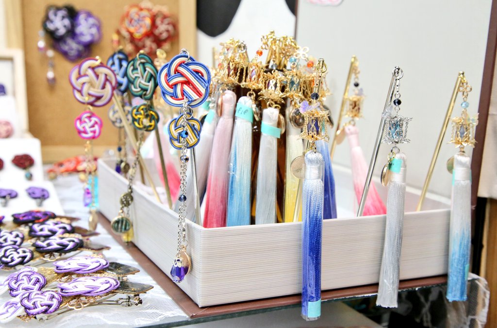 sengoku_zakura's tweet photo. 【※新商品のお知らせ】
ぶりきかん様のイベント出店時のみの #ハンドメイド 商品が #真・戦国丸 にて限定販売‼️イヤリング、ピアス、かんざし、バレッタなどおしゃれなグッズが盛りだくさん⚔️家紋入りのものもあります‼️ぜひ、店頭でチェックしてくださいね✨
#コスプレ #コスプレイヤー #戦国無双 https://t.co/2Aiq1kJO5h