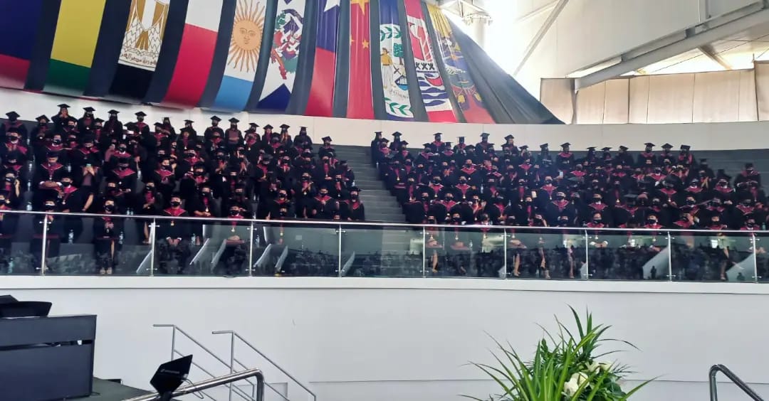 UPeUOficial's tweet photo. Este domingo nuestra Sede Lima se volvió a vestir de gala y a llenarse de momentos felices. Después de un tiempo sin poder disfrutar nuestras graduaciones. ¡Dios los acompañe en esta nueva etapa!🎓🎊
#GraduaciónUPeU
#ProfesionalesConPrincipios https://t.co/yTjC98um0w