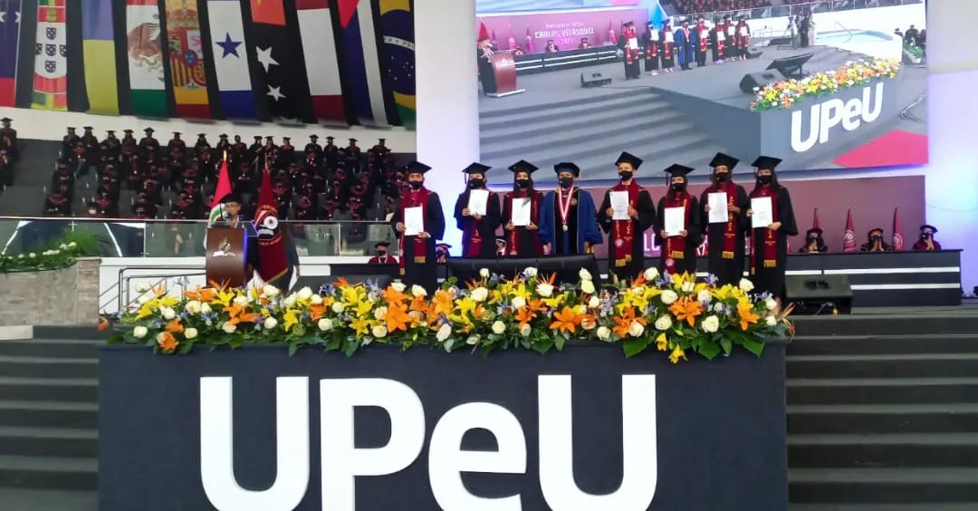 UPeUOficial's tweet photo. Este domingo nuestra Sede Lima se volvió a vestir de gala y a llenarse de momentos felices. Después de un tiempo sin poder disfrutar nuestras graduaciones. ¡Dios los acompañe en esta nueva etapa!🎓🎊
#GraduaciónUPeU
#ProfesionalesConPrincipios https://t.co/yTjC98um0w
