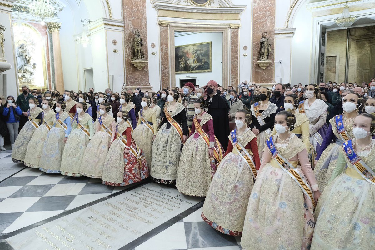 archivalencia's tweet photo. Las Falleras Mayores de Valencia y sus cortes de honor ofrecen flores a la Mare de Déu dels Desamparats tras la Crida en un acto presidido por el Cardenal Cañizares. https://t.co/bATofgfwp3