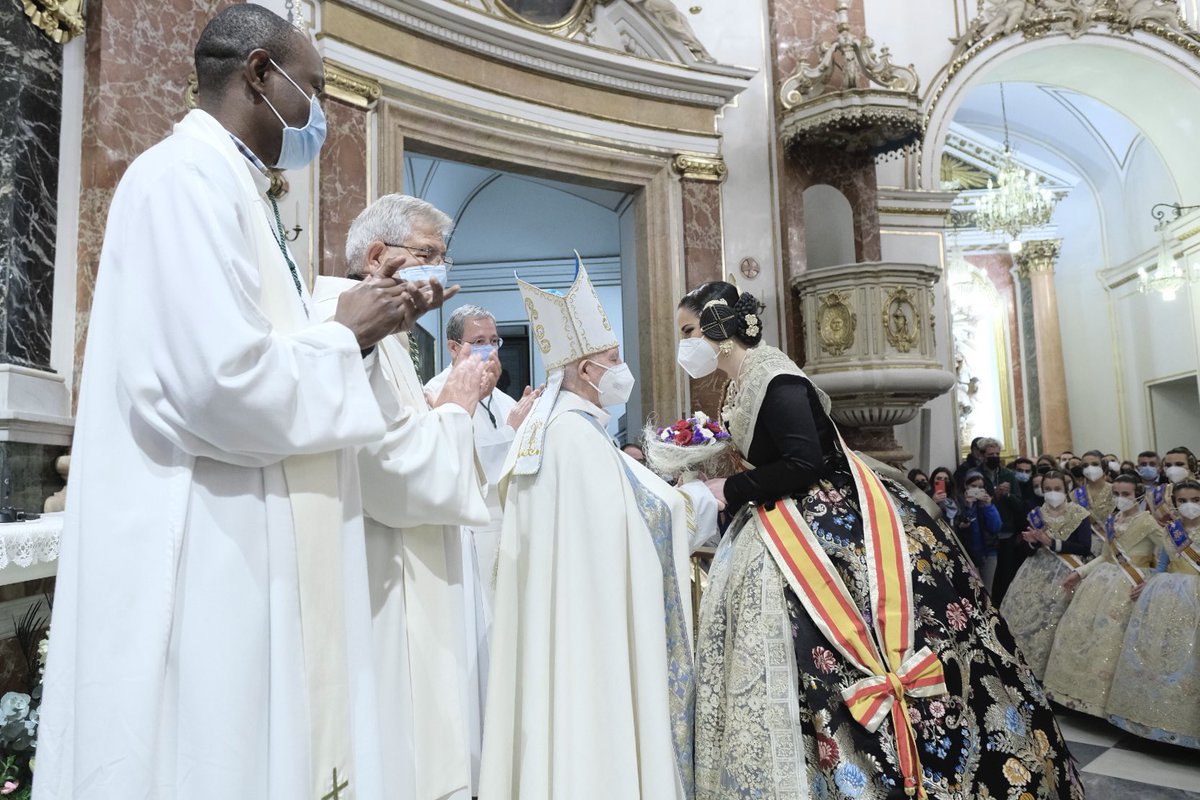 archivalencia's tweet photo. Las Falleras Mayores de Valencia y sus cortes de honor ofrecen flores a la Mare de Déu dels Desamparats tras la Crida en un acto presidido por el Cardenal Cañizares. https://t.co/bATofgfwp3