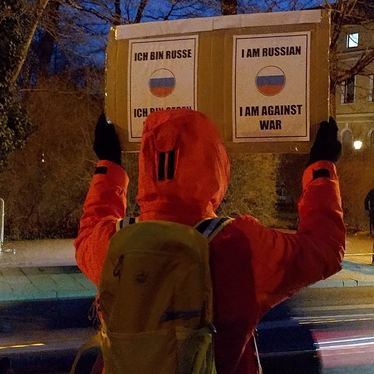 MichaLoehr's tweet photo. @AliceBota Es ist nicht der Krieg der Bevölkerung. Es ist der Krieg eines Despoten. Für mich sind diese Bilder Ausdruck des Gemeinsamen. Niemand wird die russische Bevölkerung hassen.  #StandWithUkriane #UkraineRussiaWar https://t.co/xokRenHXZr