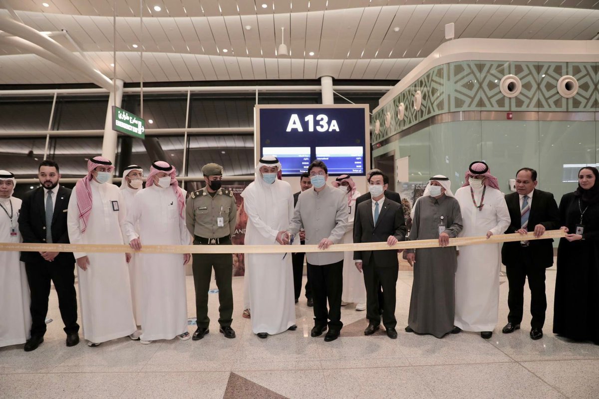 حفل افتتاح أول الرحلات المباشرة إلى بانكوك " تايلند " من جدة بحضور القنصل التايلندي بالمملكة السيد سراجاك ونائب الرئيس للتسويق وإدارة المنتج أ. عصام أخونباي في #الخطوط_السعودية 🇹🇭✈️🇸🇦
