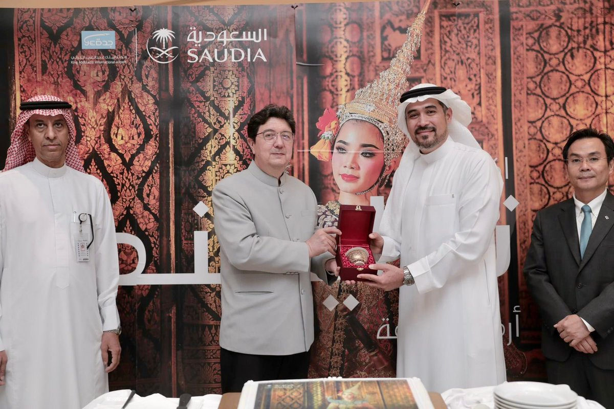 Saudi_Airlines's tweet photo. حفل افتتاح أول الرحلات المباشرة إلى بانكوك " تايلند " من جدة بحضور القنصل التايلندي بالمملكة السيد سراجاك ونائب الرئيس للتسويق وإدارة المنتج أ. عصام أخونباي في #الخطوط_السعودية 🇹🇭✈️🇸🇦 https://t.co/DgwPiol7cl