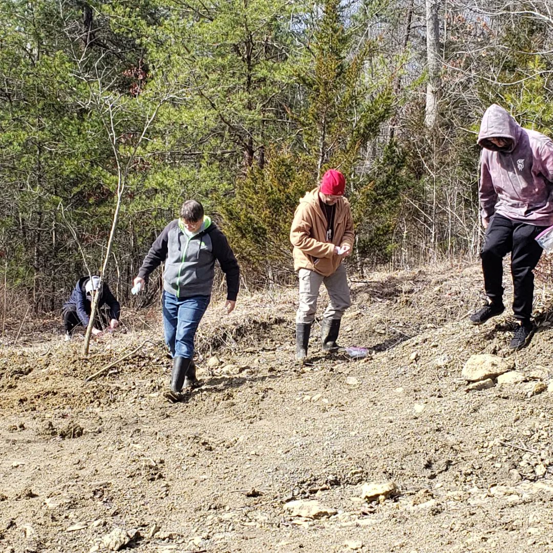 UglyFossils's tweet image. Same song, second verse, a little bit louder and a little bit worse!

Field trip part two, again with @Sumrall_Lab and our undergraduate seminar students. #paleontology #fieldwork #fossils