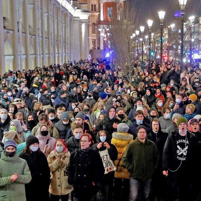 FreeMyself2023's tweet photo. BREAKING: BRAVO!👏👏 Thousands of brave #anti-war protesters just stormed the streets of #SaintPetersburg, #Russia to protest #Putin's invasion of #Ukraine. https://t.co/89n0uFDcrC